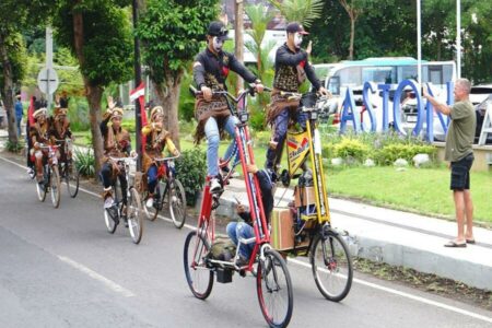 Saat Ribuan Pecinta Sepeda Ramaikan Festival Onthel Nusantara di Banyuwangi Pecinta Sepeda Ramaikan Festival Onthel Nusantara di Banyuwangi