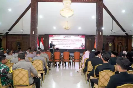 Pelantikan dan Pengambilan Sumpah Panwaslu Kecamatan yang digelar di Pendopo Lokatantra Lamongan.
