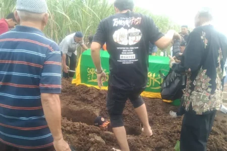 Pemakaman Guru Agama SMP PGRI 01 Wonosari Penuh Tangis foto beritajatim