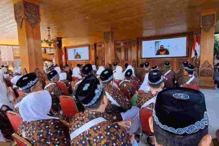 Lepas JCH, PJ Wali Kota Mojokerto Berpesan Jamaah Diberikan Kekuatan Lahir dan Batin foto beritajatim