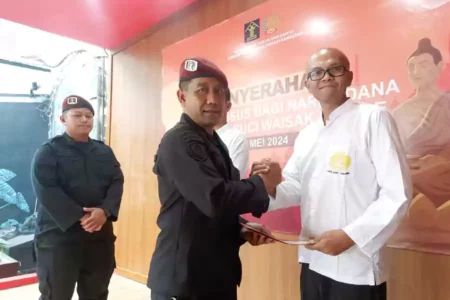Simbolis penyerahan remisi kepada narapidana.