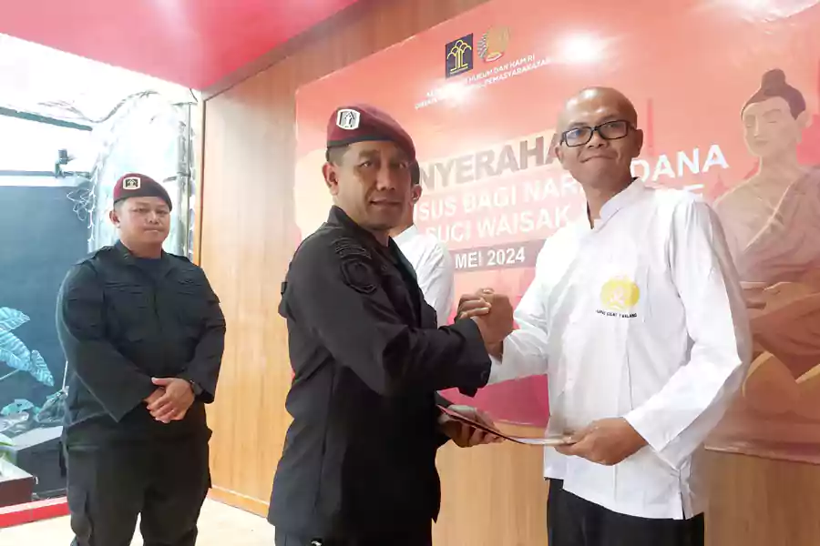 25 Narapidana Beragama Budha di Jatim Peroleh Remisi Khusus Waisak Simbolis penyerahan remisi kepada narapidana.