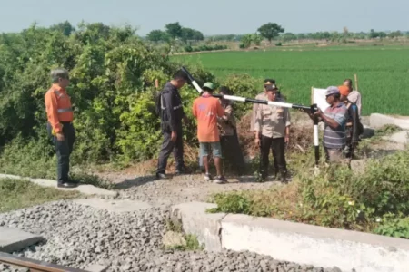 Polres Lamongan Pasang Palang di Perlintasan Rel KA Rejosari foto beritajatim