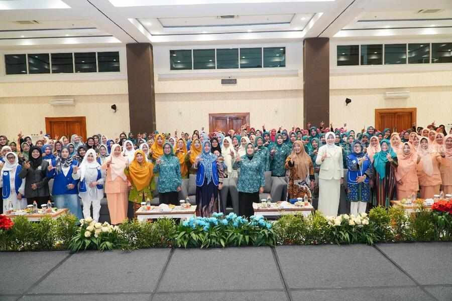 Bupati Lamongan: Perempuan Miliki Peran Penting dalam Pembangunan Keluarga Foto Berita Jatim