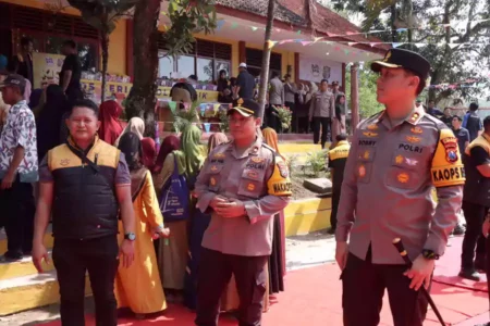 Pemberian bantuan sosial dan layanan kesehatan gratis oleh Polisi Baik Polda Jatim di Kecamatan Sambeng, Kabupaten Lamongan.