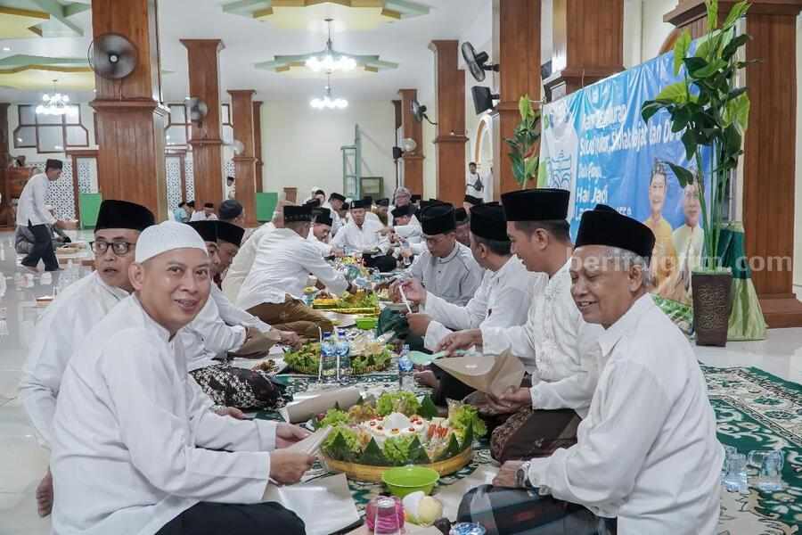Masyarakat Lamongan bersama jajaran Forkopimda menunaikan ibadah salat hajat dan sujud syukur di Masjid Agung Lamongan.