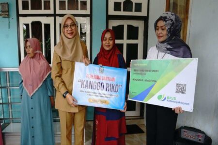 Bupati Banyuwangi Ipuk Fiestiandani saat penyerahan program bantuan Kanggo Riko Plus BPJS Ketenagakerjaan kepada warga di Desa Sumberarum, Kecamatan Songgon. (humaskab)