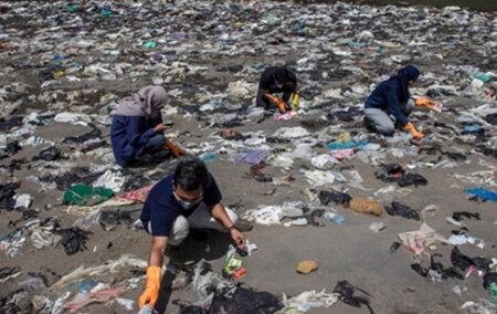 Tata Kelola Lemah, Sungai di Indonesia Darurat Sampah Plastik foto beritajatim