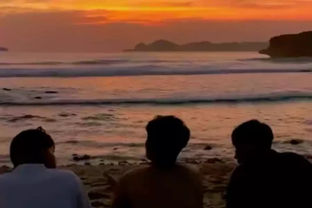 Sunset di Pantai Tanjung Penyu, Malang. (Instagram/budalrek)