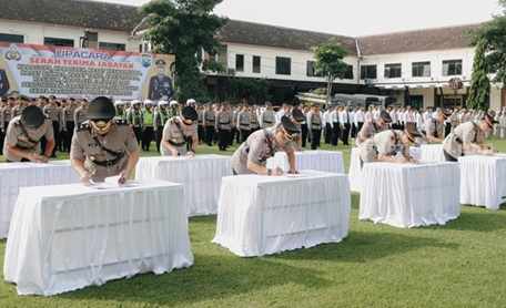 Jelang Pilkada 2024, Kapolsek dan Pejabat Utama Polres Jombang Dimutasi Foto Berita Jatim
