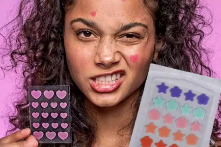 Acne Patch Motif Lucu: Tren Baru yang Efektif Atasi Jerawat Ilustrasi acne patch dengan motif lucu.