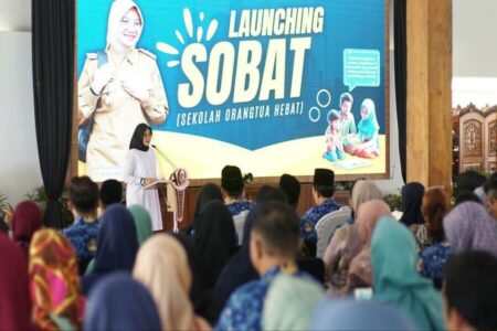 Bupati Banyuwangi Ipuk Fiestiandani saat melaunching perdana program Sekolah Orang Tua Hebat (Sobat) yang diikuti ribuan wali murid di Pendopo Sabha Swagata, Blambangan. (humaskab).