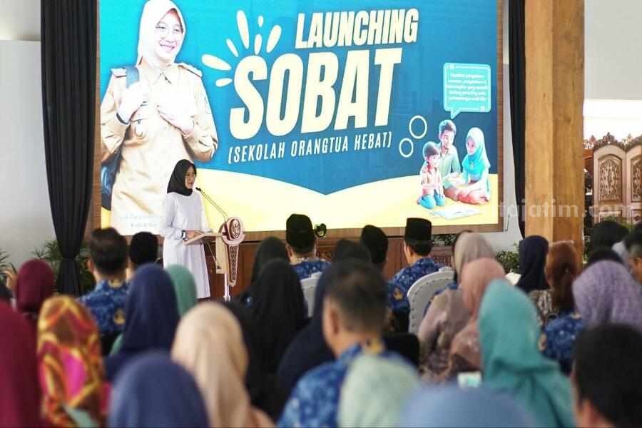 Bupati Banyuwangi Ipuk Fiestiandani saat melaunching perdana program Sekolah Orang Tua Hebat (Sobat) yang diikuti ribuan wali murid di Pendopo Sabha Swagata, Blambangan. (humaskab).
