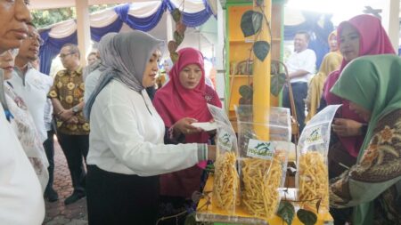 Beragam olahan produk makanan dan minuman yang ditampilkan dalam festival Asman Toga di Lamongan.