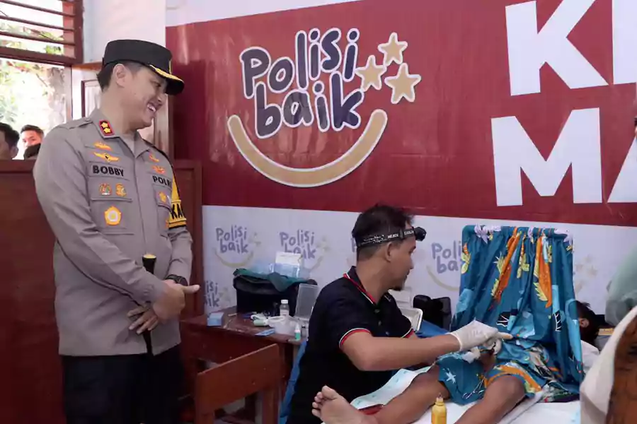 Khitan masal yang digelar dalam program Polisi Baik di Lamongan.