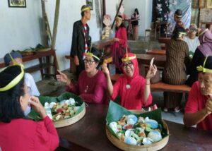 Para Lansia dari Sekolah Eyang SEGAR Karangwreda Bungur desa Sumberlesung kecamatan Ledokombo, Sekolah Lansia Tangguh (SELANTANG ) Semieon Hanna, SELANTANG Kanaan dan SELANTANG BAGES (Bahagia Gembira Sentosa ) yang beranggotakan unsur lintas agama dan etnis berkumpul di GARASI INSPIRASI Sekolah Eyang SEGAR, 9 Mei 2024.