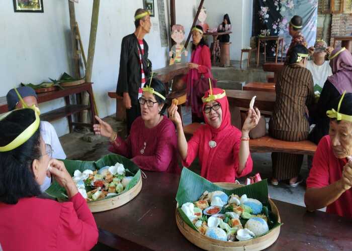 Para Lansia dari Sekolah Eyang SEGAR Karangwreda Bungur desa Sumberlesung kecamatan Ledokombo, Sekolah Lansia Tangguh (SELANTANG ) Semieon Hanna, SELANTANG Kanaan dan SELANTANG BAGES (Bahagia Gembira Sentosa ) yang beranggotakan unsur lintas agama dan etnis berkumpul di GARASI INSPIRASI Sekolah Eyang SEGAR, 9 Mei 2024.