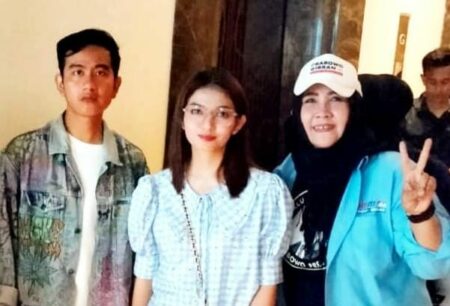 Relawan KOM’ITS 08 Usulkan Nama-nama Calon Menteri, Ada Siapa Saja? Ketua KOM'ITS 08 Jatim, Reny Widya Lestari saat foto bersama Gibran Rakabuming Raka (Ist)