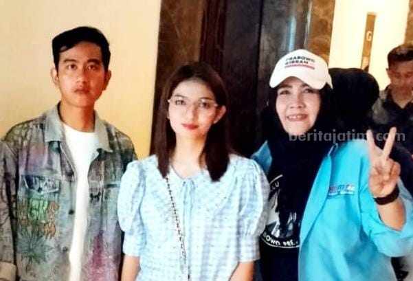 Ketua KOM'ITS 08 Jatim, Reny Widya Lestari saat foto bersama Gibran Rakabuming Raka (Ist)