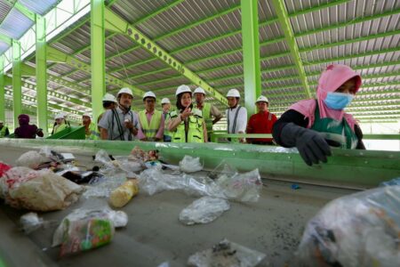 Bupati Banyuwangi Ipuk Fiestiandani saat meninjau operasi Tempat Pengolahan Sampah Terpadu (TPST) Balak, Kecamatan Songgon. Tempat ini menjadi salah satu pemasok sampah untuk diolah menjadi RDF. (dok/humas) 