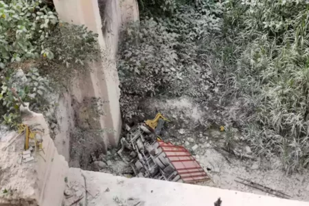 Kendaraan Truk yang jatuh di area Tambang Batu Kapur di wilayah Kecamatan Semanding, Kabupaten Tuban.