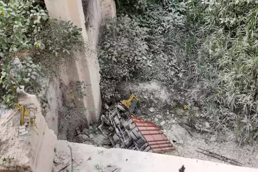 Kendaraan Truk yang jatuh di area Tambang Batu Kapur di wilayah Kecamatan Semanding, Kabupaten Tuban.