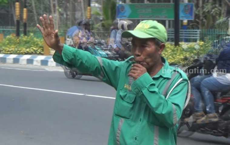 Naik Haji Bersama Istri, Berkah Peluit Si Tukang Parkir di Jl Gus Dur Jombang Foto Berita Jatim