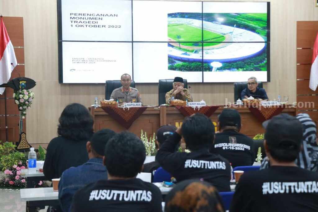 Keluarga korban mengenakan kaos bertuliskan "usuttuntas". Polres Malang Gelar Forum Silaturahmi Bersama Keluarga Tragedi Kanjuruhan