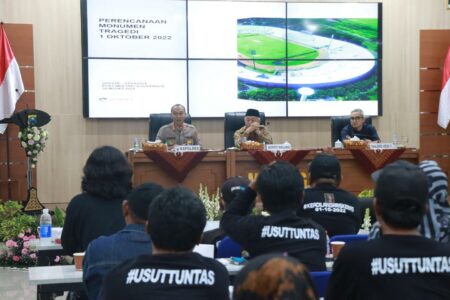 Forum Silaturahmi Keluarga Tragedi Kanjuruhan oleh Polres Malang, Ini Hasilnya Keluarga korban mengenakan kaos bertuliskan "usuttuntas". Polres Malang Gelar Forum Silaturahmi Bersama Keluarga Tragedi Kanjuruhan