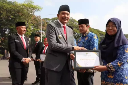 Cara Pemkot Malang Tingkatkan Pencegahan Stunting, Beri Penghargaan Kecamatan hingga Puskesmas Pj Wali Kota Malang saat memberikan Penghargaan Pencegahan Stunting Terbaik Kota Malang Tahun 2023.