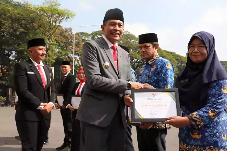 Pj Wali Kota Malang saat memberikan Penghargaan Pencegahan Stunting Terbaik Kota Malang Tahun 2023.