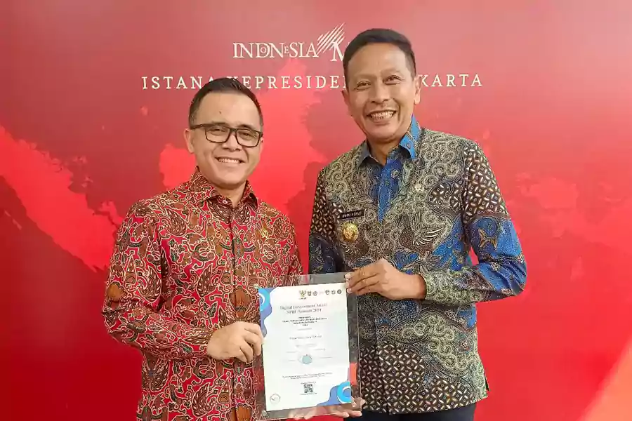 Penjabat Wali Kota Malang Wahyu Hidayat saat terima penghargaan.