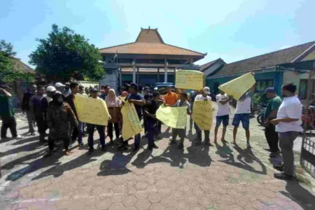 Warga Pungging Mojokerto Tuntut PTSL dan Tilap Dana Diusut foto beritajatim