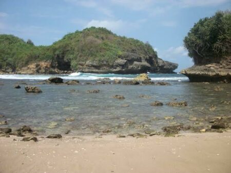 Liburan ala artis yang romantis di Pantai Keben
