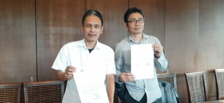 Pinjaman Koperasi Rp1,6 M Berubah Jual Beli, Warga Surabaya Lapor Polisi Supandi dan Kuasa Hukumnya saat memberikan keterangan pers.