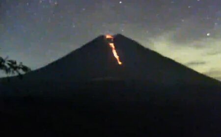 Gunung Semeru Luncurkan Lava Pijar, Masyarakat Diimbau Waspada
