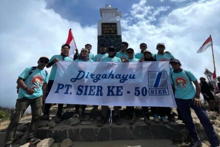 HUT Emas SIER: Karyawan Bentangkan Bendera Dirgahayu di Puncak Lawu