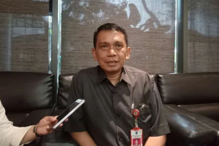Kadinkes Jatim Erwin Astha Triyono dalam sesi wawancara di sela Pertemuan Evaluasi Pelaksanaan Sub PIN Polio di Novotel Samator Surabaya, Senin (3/6/2024).