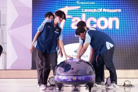 Para anggota tim Antasena ITS saat mempersiapkan test drive prototipe mobil Antasena Falcon. (Foto: Istimewa)