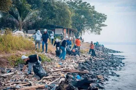 Inisiasi Beach Clean-Up, Meratus Ajak Masyarakat Bersihkan Pantai Surabaya