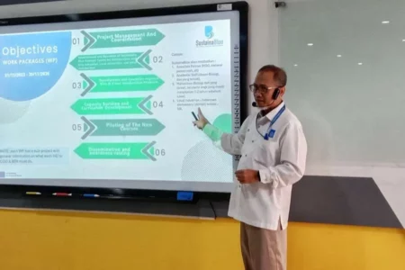 ITS Surabaya Luncurkan Program SustainaBlue, Apa Itu? Project Manager SustainaBlue Aunurohim SSi DEA memaparkan work packages (WP) dalam training bersama para mitra SustainaBlue, Senin (10/4/2024). (Istimewa)