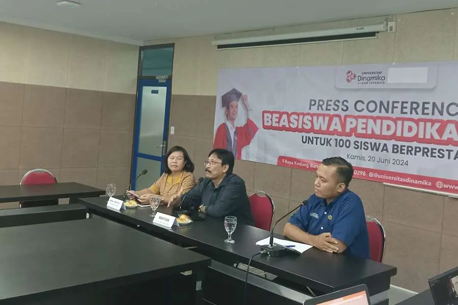 Konferensi pers pembukaan beasiswa Universitas Dinamika tahun 2024.