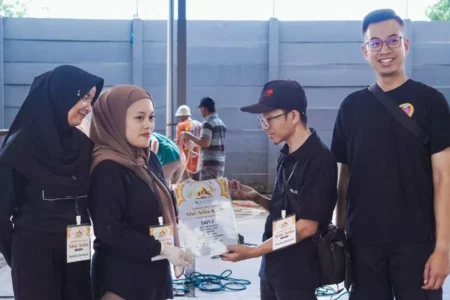 Bukan Hura-Hura, MS Glow Beauty dan Seller Kurban 4 Ton Daging di Iduladha 2024 Para seller MS Glow Beauty membagikan paket daging kurban. (Istimewa)