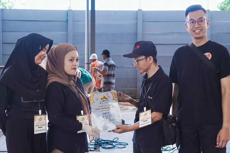 Para seller MS Glow Beauty membagikan paket daging kurban. (Istimewa)