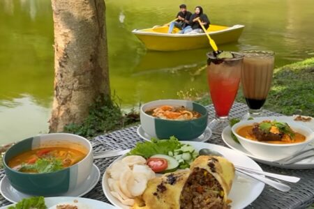 Menikmati suasana romantis di kafe Danau Berbisik Trawas. (Instagram/budalrek)
