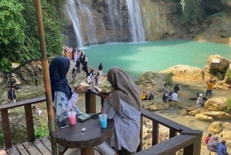 Menikmati Rujak Buah Khas Nglirip Tuban Sambil Lihat Air Terjun
