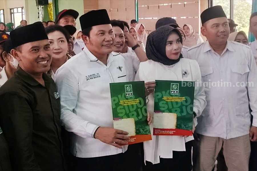 H. Subandi dan Hj. Mimik Idayana usai mendaftar di kantor Desk Pilkada DPC PKB Kab. Sidoarjo