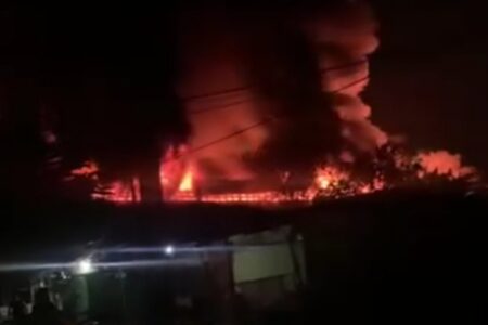 Letupan Terdengar Beberapa Kali dari Gudang PT Jaya Jagat Raya Transport Limbah B3 yang Terbakar