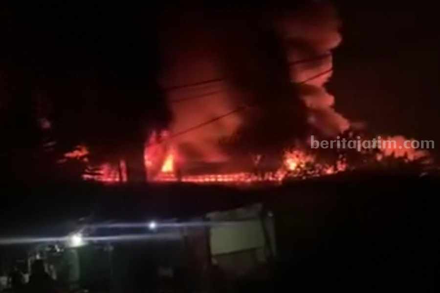 Letupan Terdengar Beberapa Kali dari Gudang PT Jaya Jagat Raya Transport Limbah B3 yang Terbakar
