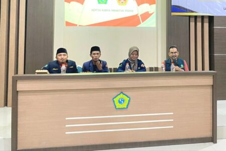 Guna memperkuat karakter kepribadian generasi muda, Karang Taruna (Kartar) Kecamatan Tulangan menyelenggarakan Latihan Dasar Kepemimpinan (LDK) di aula Kecamatan Tulangan Minggu (9/6/2024).